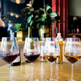 Verre de vin au Ratafia Bar à Vin gourmand